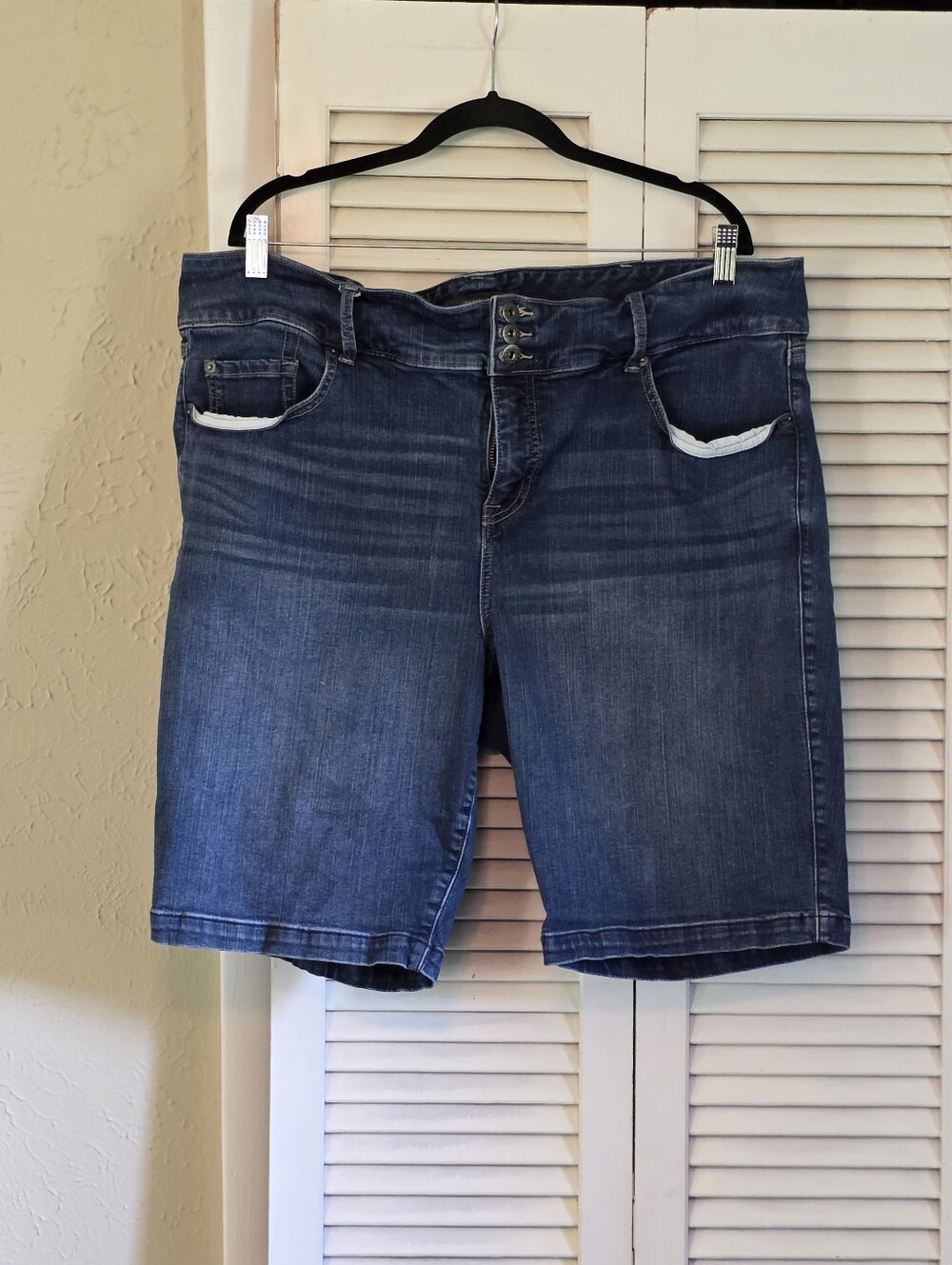 Torrid Premium Size 24 Dark Wash Denim Bermuda Shorts 3-Button Plus Size